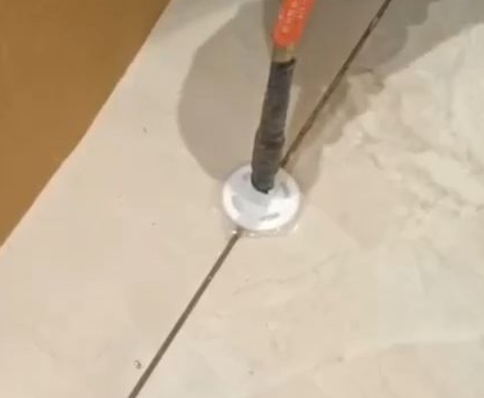 蒙自瓷砖空鼓维修公司专业解答瓷砖在铺贴过程中，如果没有涂抹均匀到位的粘结材料（如水泥砂浆或瓷砖胶），可能会导致以下问题