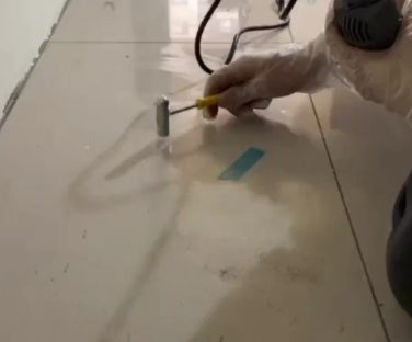蒙自瓷砖开裂维修公司专业分享瓷砖在铺贴前如果没有沥干水分，将会导致以下问题