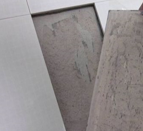 蒙自瓷砖空鼓维修公司分享瓷砖铺贴时如果打浆（即涂抹在瓷砖背面和基层上的砂浆或瓷砖胶）过少，会带来以下问题